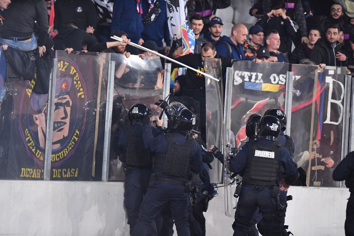 Scandal la U Cluj - CSA Steaua! Un ultras, scos din stadion » Ce s-a întâmplat