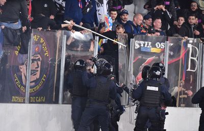 Scandal la U Cluj - CSA Steaua! Un ultras, scos din stadion » Ce s-a întâmplat