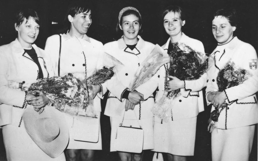 Echipa feminină de floretă a României formată din Olga Szabo, Maria Vicol, Ileana Ienei, Ecaterina Stahl și Ana Pascu (de la stânga la dreapta) a cucerit bronzul la JO 1968// FOTO: Arhiva GSP S-a stins „Doamna”. Sportul a iubit-o enorm pe Ana Pascu: „Am ajuns ceea ce suntem azi datorită dumneaei”