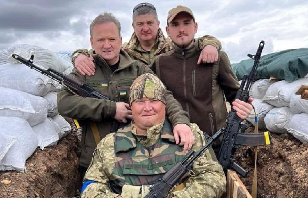 Îl recunoști? Balonul de Aur din '86 s-a pozat pe front, în Ucraina!