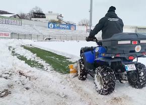 Se lucrează de zor la deszăpezirea stadionului din play-out: „30 de deținuți sunt aici de la primele ore”