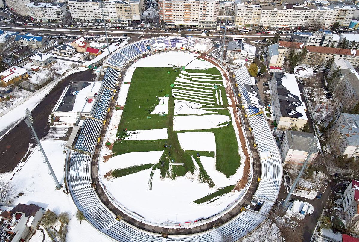 Se lucrează de zor la deszăpezirea stadionului echipei din play-out: „30 de deținuți sunt aici de la primele ore”