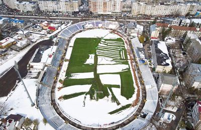 Se lucrează de zor la deszăpezirea stadionului echipei din play-out: „30 de deținuți sunt aici de la primele ore”