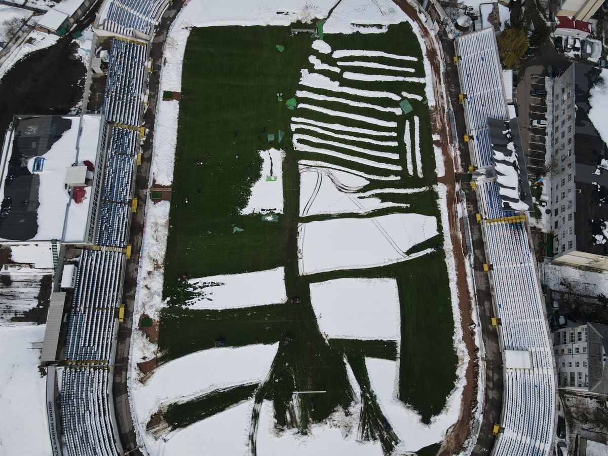 Se lucrează de zor la deszăpezirea stadionului echipei din play-out: „30 de deținuți sunt aici de la primele ore”