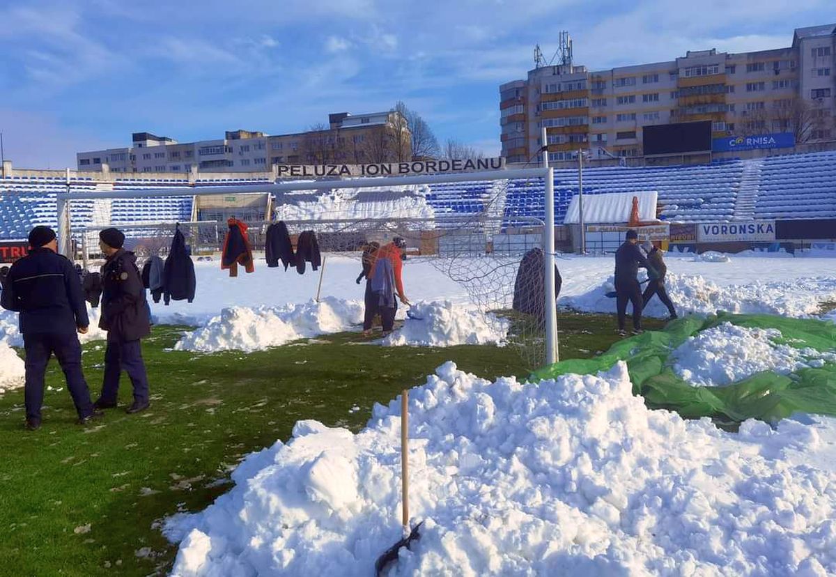 Se lucrează de zor la deszăpezirea stadionului echipei din play-out: „30 de deținuți sunt aici de la primele ore”