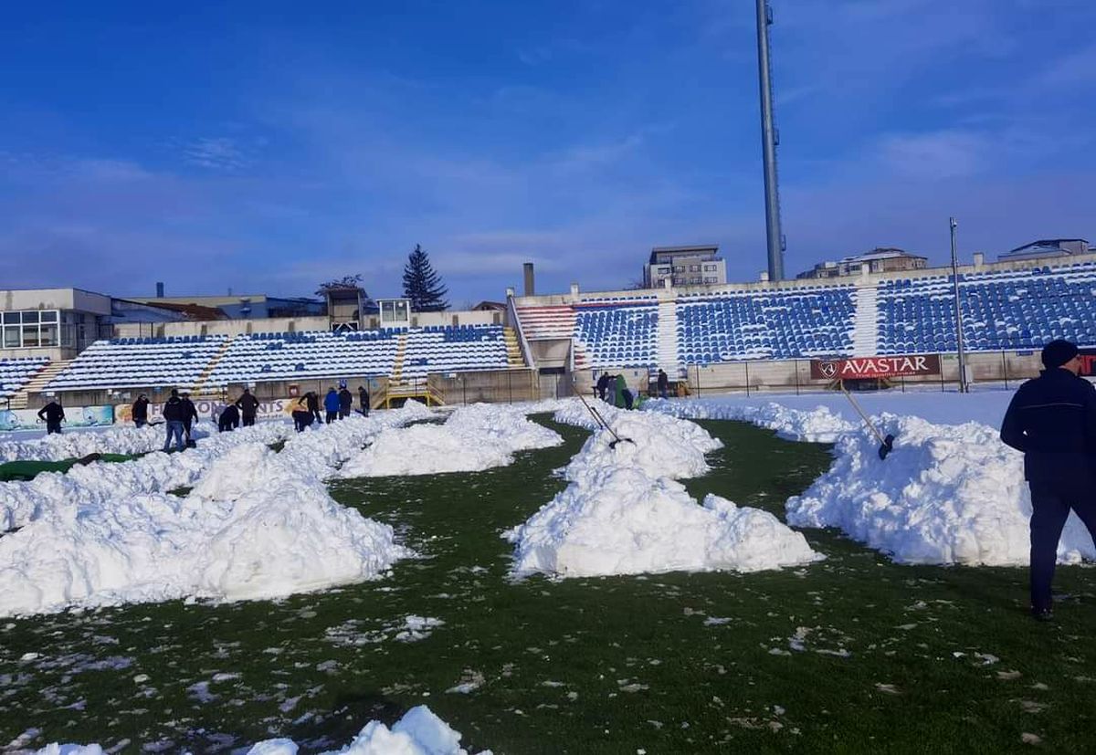 Se lucrează de zor la deszăpezirea stadionului echipei din play-out: „30 de deținuți sunt aici de la primele ore”