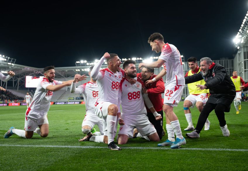 Dinamo a învins-o pe Oțelul, scor 3-0, în runda cu numărul 3 din play-off-ul ligii secunde. Elevii lui Ovidiu Burcă au sărbătorit victoria alături de galerie.