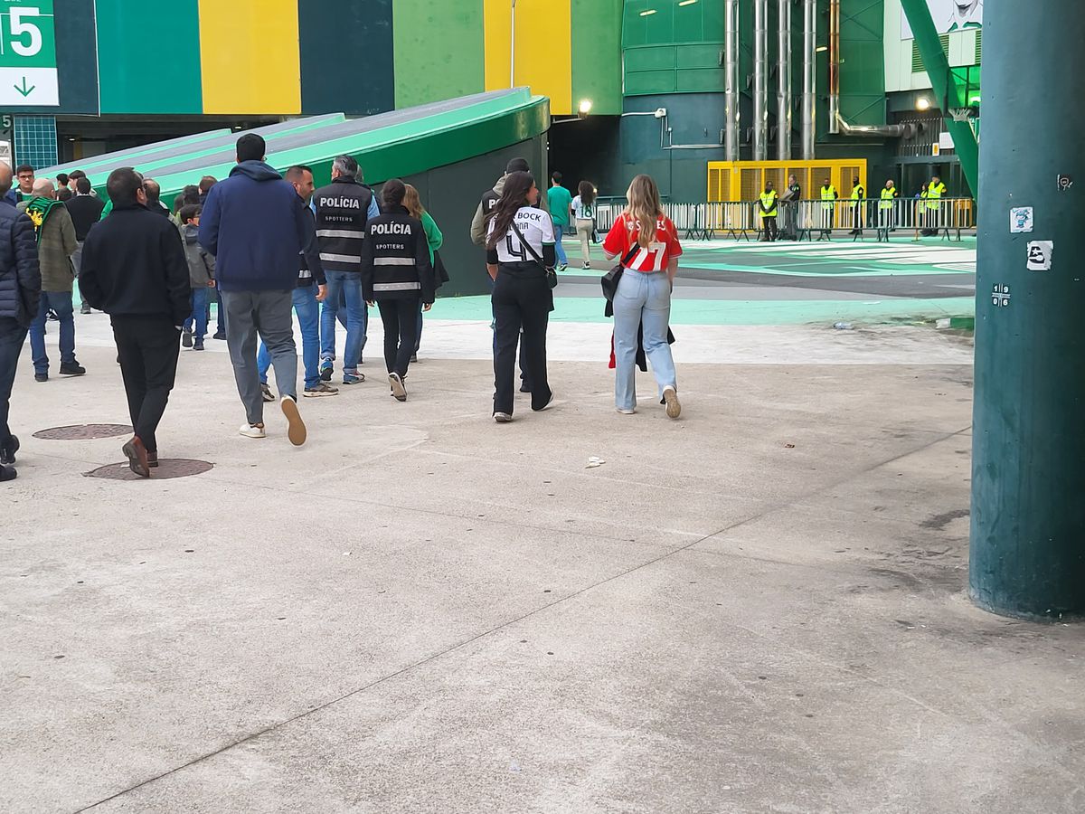 Gazeta a asistat la Sporting - Benfica, derby-ul de titlu din Portugalia »  Cum arată Lisabona într-o zi de derby: baruri pline și zero incidente