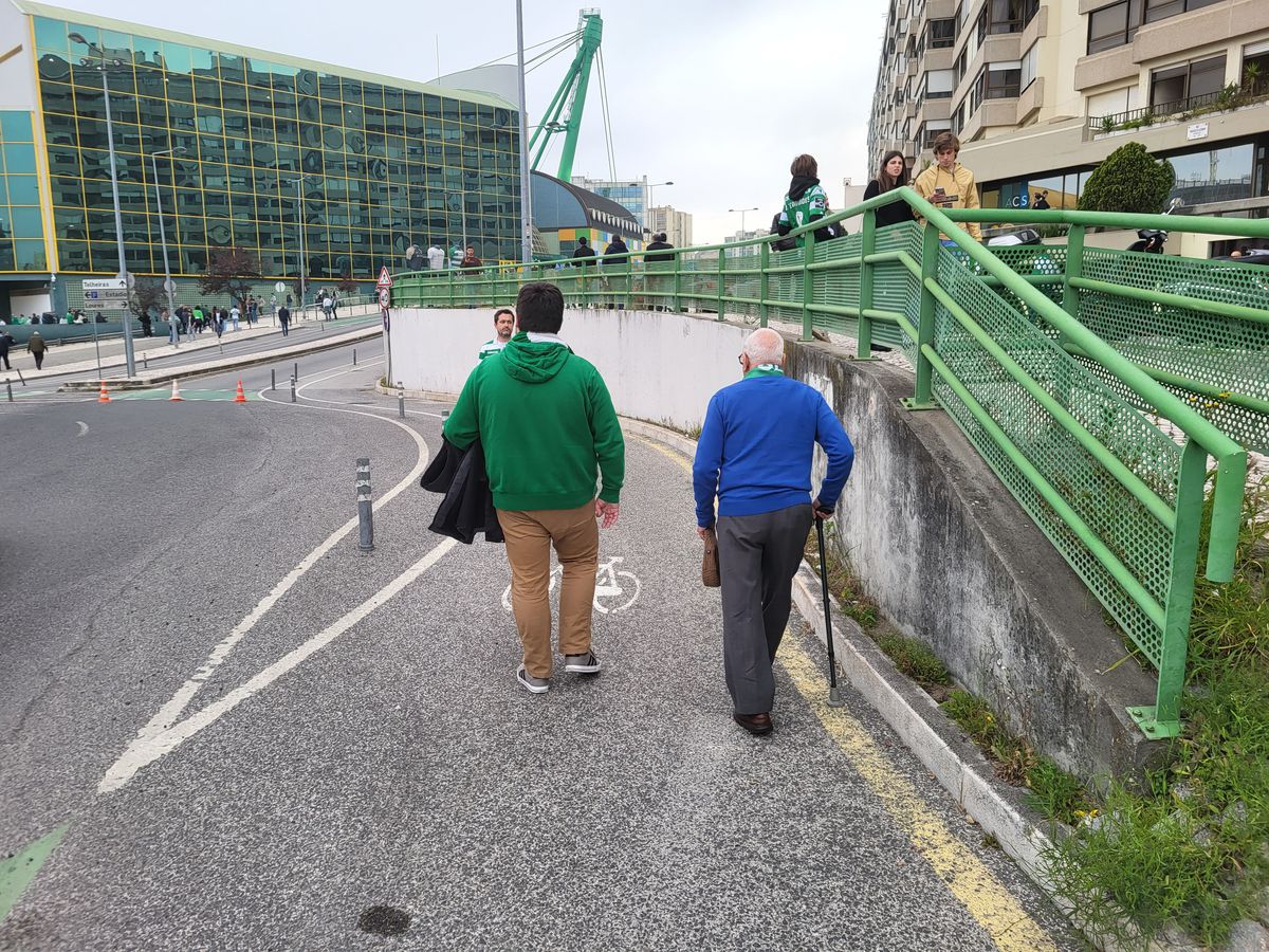 Gazeta a asistat la Sporting - Benfica, derby-ul de titlu din Portugalia »  Cum arată Lisabona într-o zi de derby: baruri pline și zero incidente