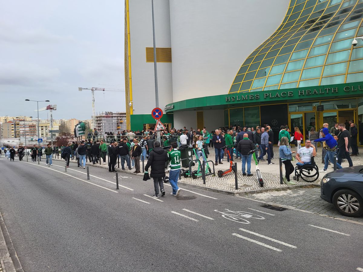 Gazeta a asistat la Sporting - Benfica, derby-ul de titlu din Portugalia »  Cum arată Lisabona într-o zi de derby: baruri pline și zero incidente
