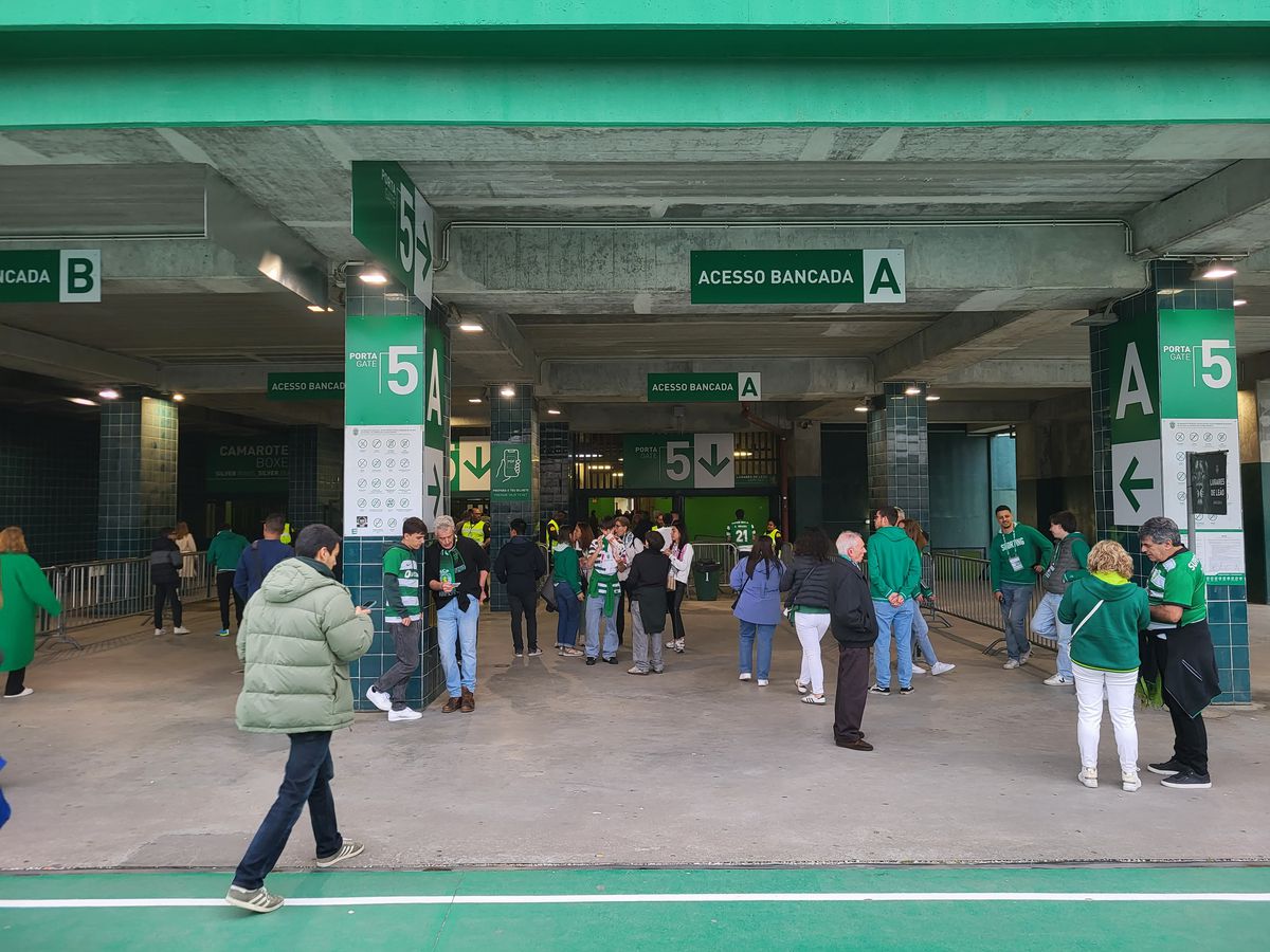 Gazeta a asistat la Sporting - Benfica, derby-ul de titlu din Portugalia »  Cum arată Lisabona într-o zi de derby: baruri pline și zero incidente