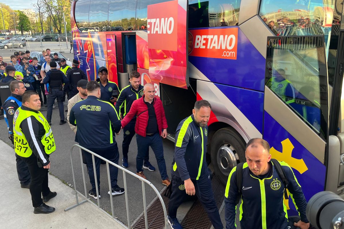 FCSB - Universitatea Craiova: echipele au ajuns la stadion