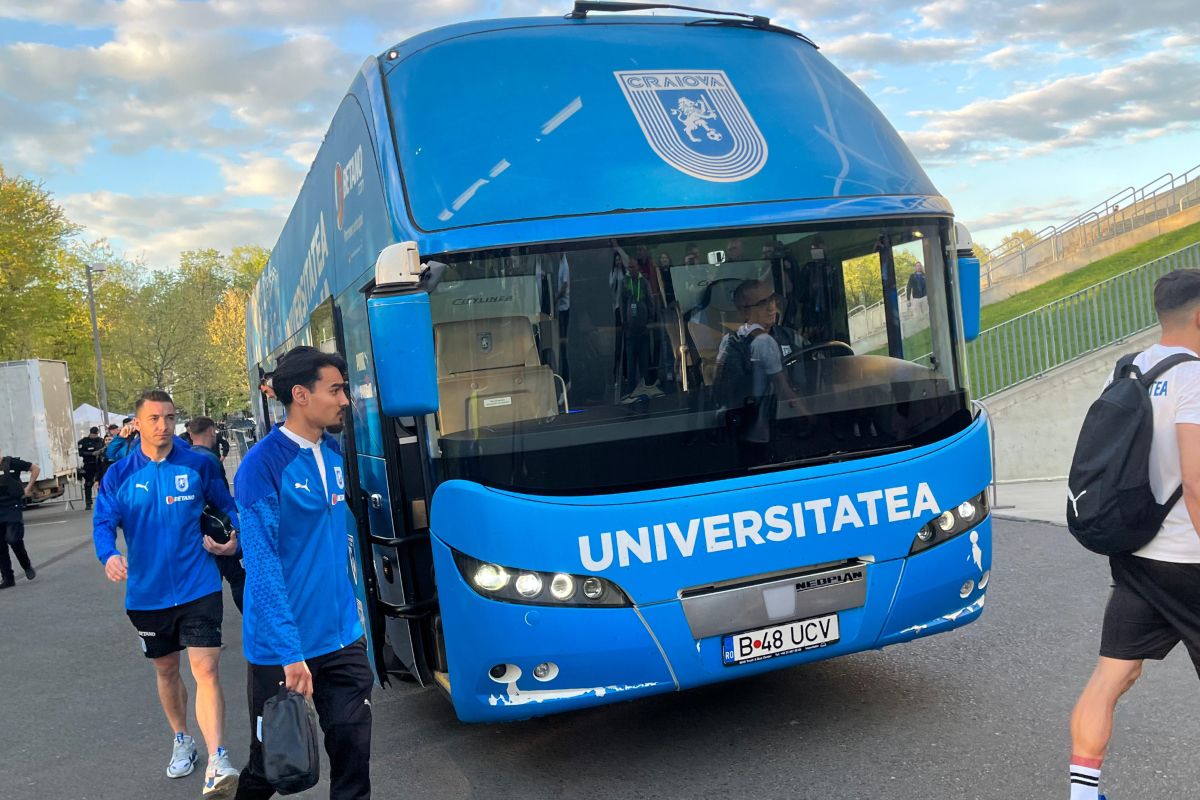 FCSB - Universitatea Craiova: echipele au ajuns la stadion