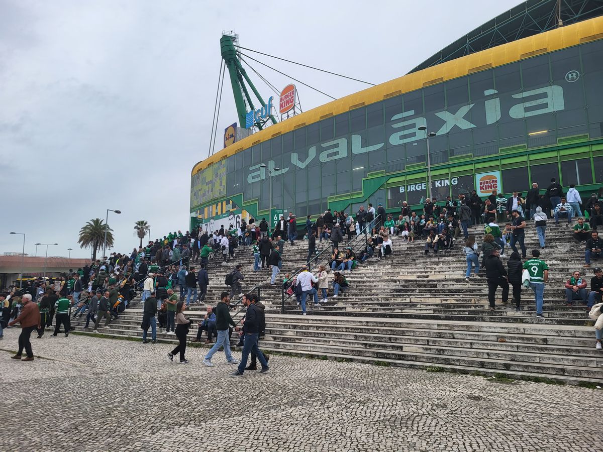 Gazeta a asistat la Sporting - Benfica, derby-ul de titlu din Portugalia »  Cum arată Lisabona într-o zi de derby: baruri pline și zero incidente