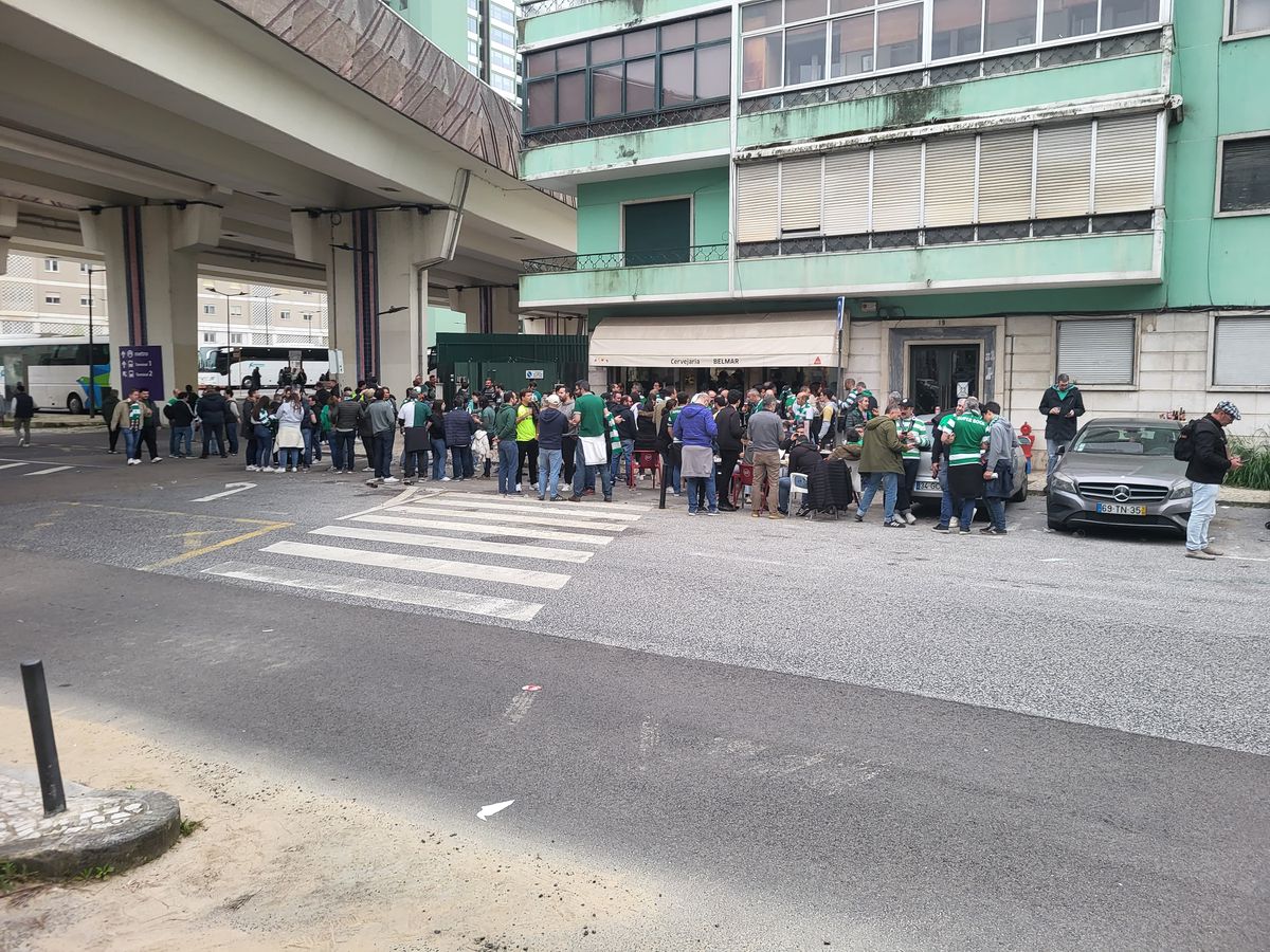 Gazeta a asistat la Sporting - Benfica, derby-ul de titlu din Portugalia »  Cum arată Lisabona într-o zi de derby: baruri pline și zero incidente