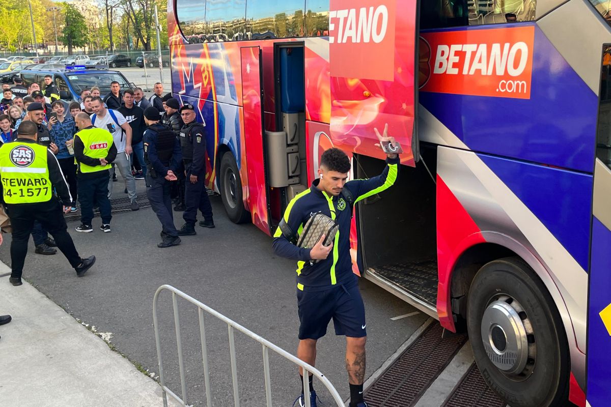 FCSB - Universitatea Craiova: echipele au ajuns la stadion