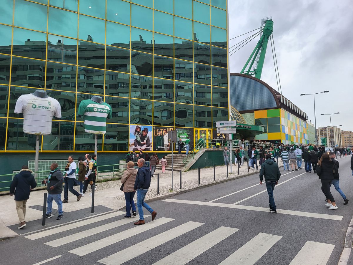 Gazeta a asistat la Sporting - Benfica, derby-ul de titlu din Portugalia »  Cum arată Lisabona într-o zi de derby: baruri pline și zero incidente