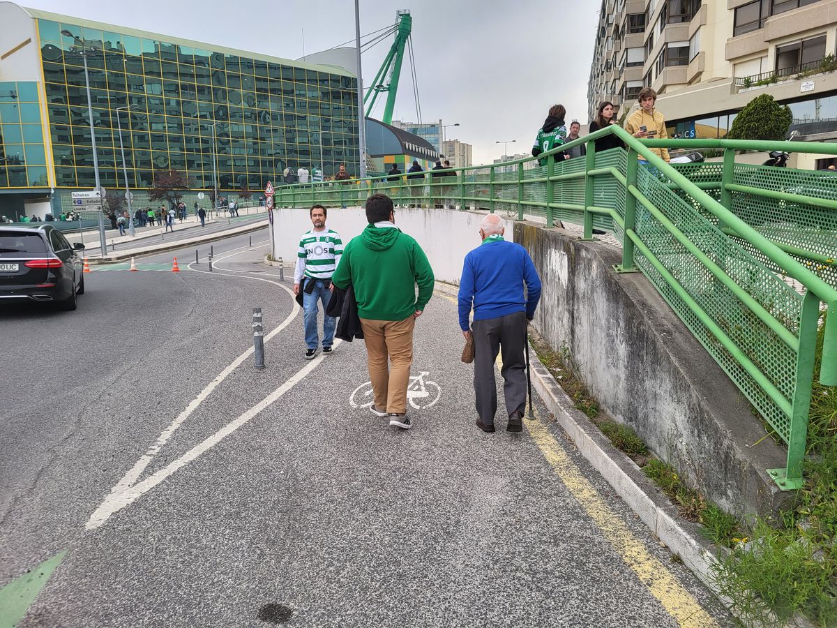 Gazeta a asistat la Sporting - Benfica, derby-ul de titlu din Portugalia »  Cum arată Lisabona într-o zi de derby: baruri pline și zero incidente