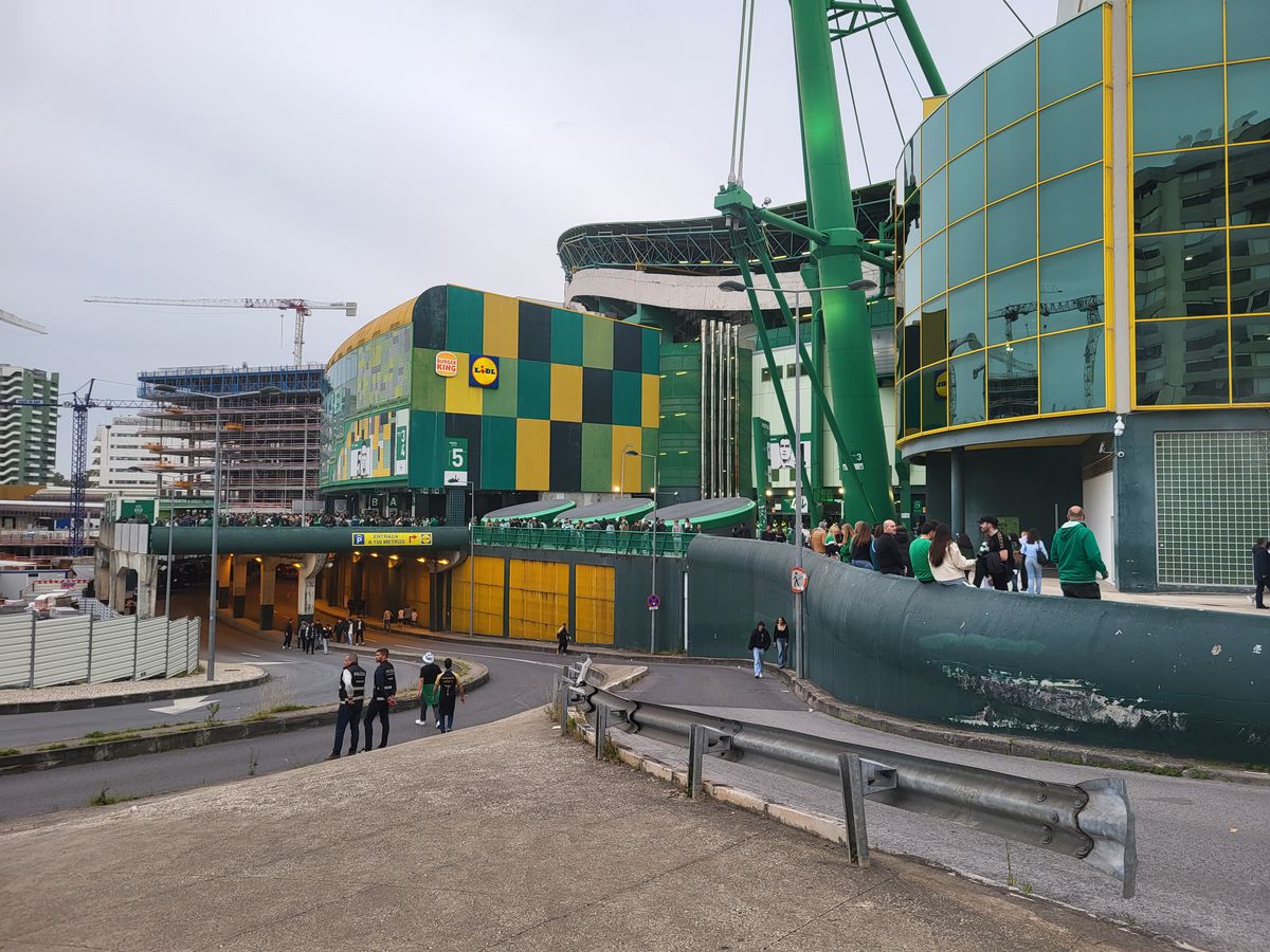 Gazeta a asistat la Sporting - Benfica, derby-ul de titlu din Portugalia »  Cum arată Lisabona într-o zi de derby: baruri pline și zero incidente