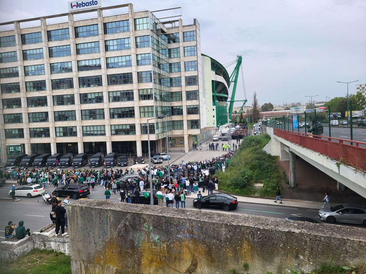 Gazeta a asistat la Sporting - Benfica, derby-ul de titlu din Portugalia »  Cum arată Lisabona într-o zi de derby: baruri pline și zero incidente