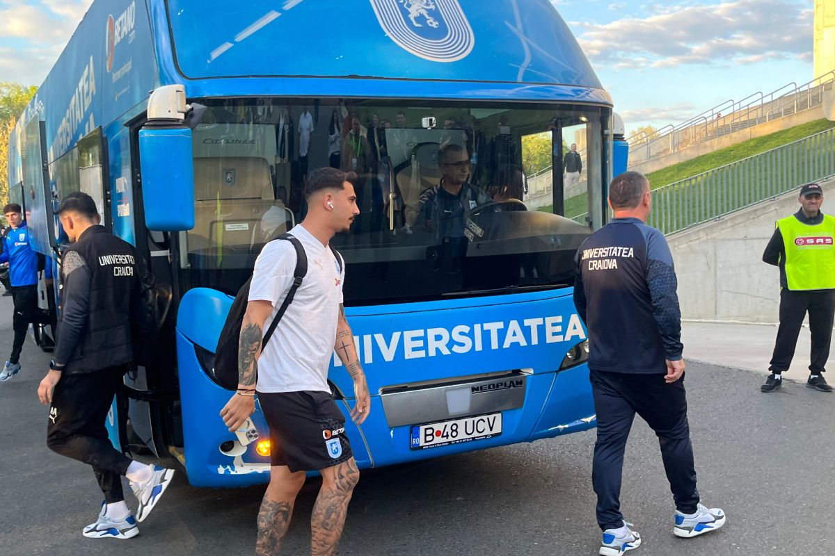 FCSB - Universitatea Craiova: echipele au ajuns la stadion