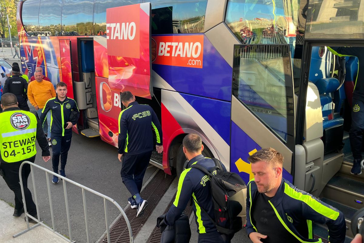 FCSB - Universitatea Craiova: echipele au ajuns la stadion