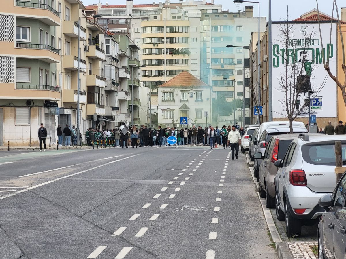 Gazeta a asistat la Sporting - Benfica, derby-ul de titlu din Portugalia »  Cum arată Lisabona într-o zi de derby: baruri pline și zero incidente
