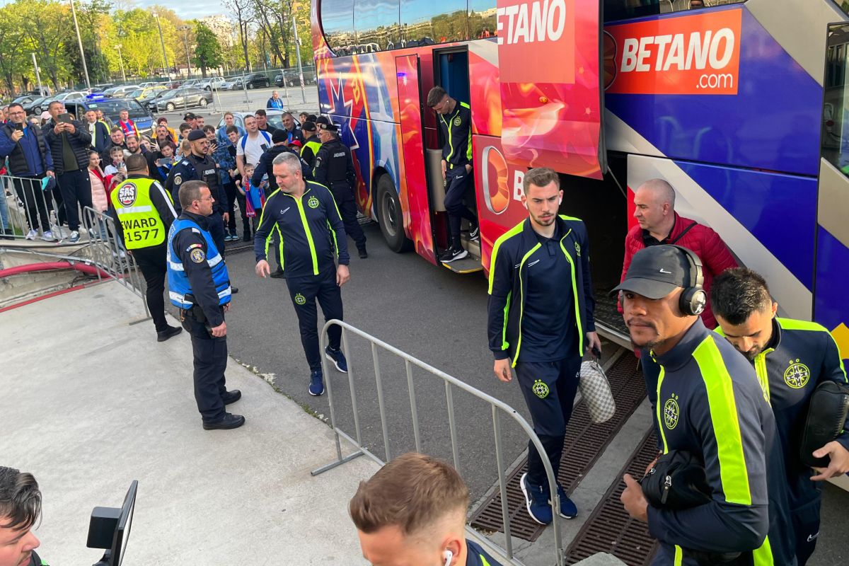 FCSB - Universitatea Craiova: echipele au ajuns la stadion