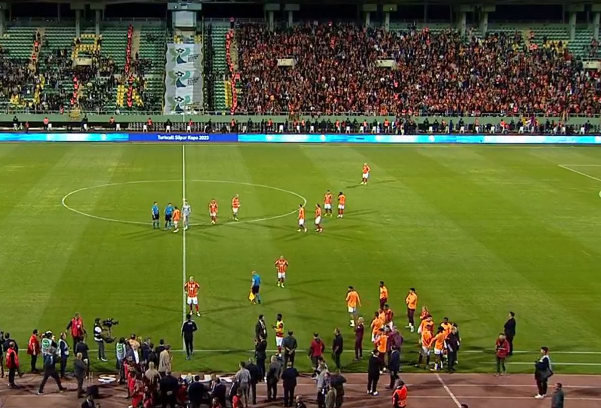 Scene șocante în Turcia: Galatasaray - Fenerbahce a durat doar 50 de secunde! Icardi a înscris și a rămas singur pe teren