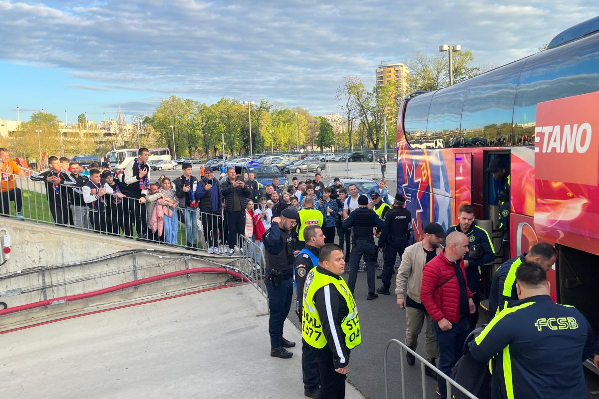 FCSB - Universitatea Craiova: echipele au ajuns la stadion