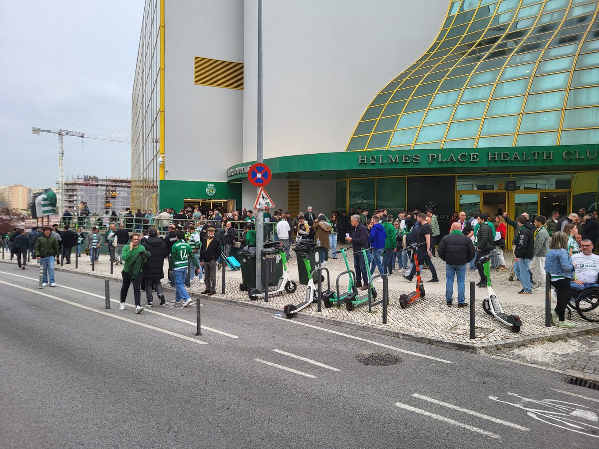 Gazeta a asistat la Sporting - Benfica, derby-ul de titlu din Portugalia »  Cum arată Lisabona într-o zi de derby: baruri pline și zero incidente