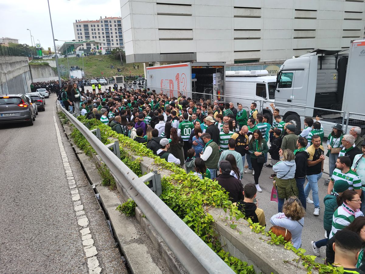 Gazeta a asistat la Sporting - Benfica, derby-ul de titlu din Portugalia »  Cum arată Lisabona într-o zi de derby: baruri pline și zero incidente
