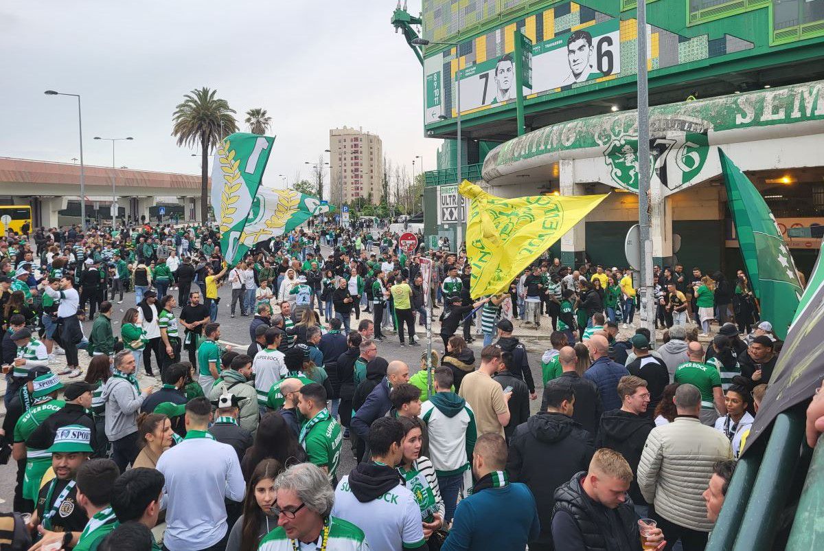 Gazeta a asistat la Sporting - Benfica, derby-ul de titlu din Portugalia »  Cum arată Lisabona într-o zi de derby: baruri pline și zero incidente