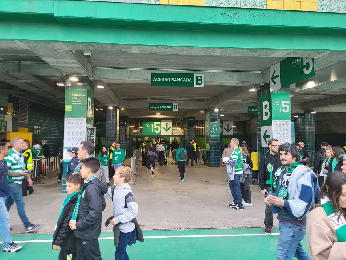 Gazeta a asistat la Sporting - Benfica, derby-ul de titlu din Portugalia »  Cum arată Lisabona într-o zi de derby: baruri pline și zero incidente