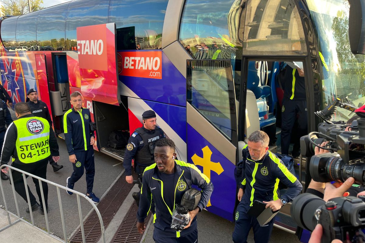 FCSB - Universitatea Craiova: echipele au ajuns la stadion