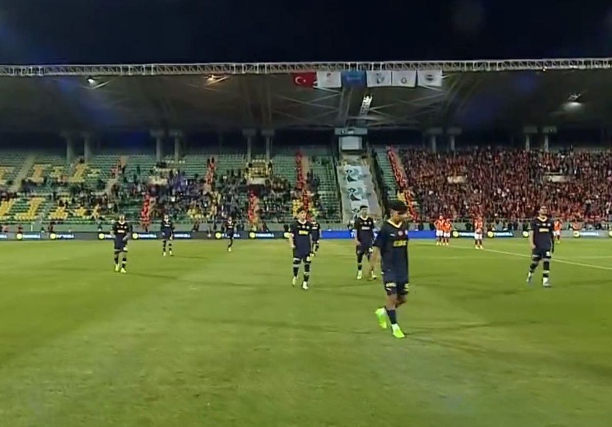 Ce sancțiuni a primit Fenerbahce, după ce duminică s-a retras de pe teren în minutul 1 al Supercupei