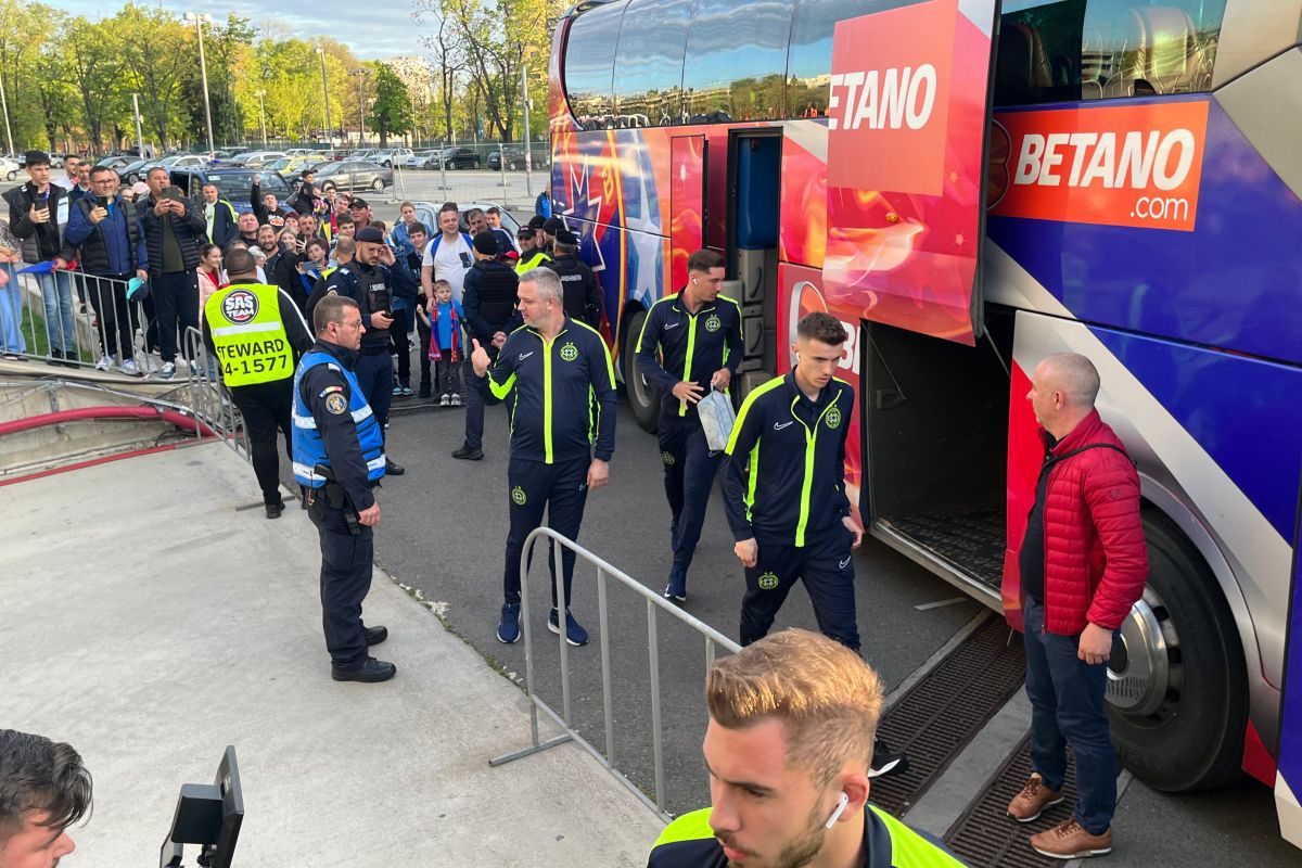 FCSB - Universitatea Craiova: echipele au ajuns la stadion