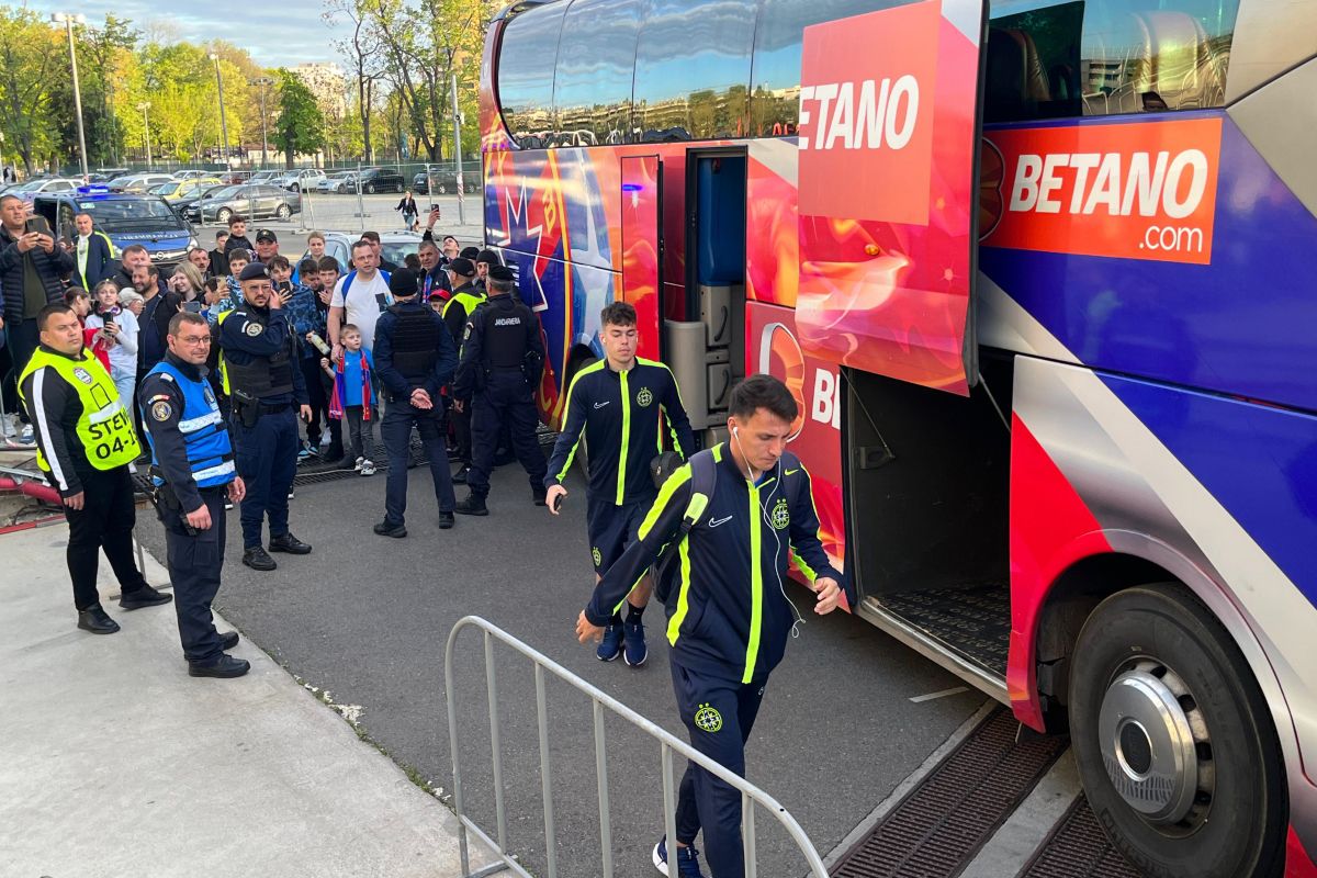 FCSB - Universitatea Craiova: echipele au ajuns la stadion