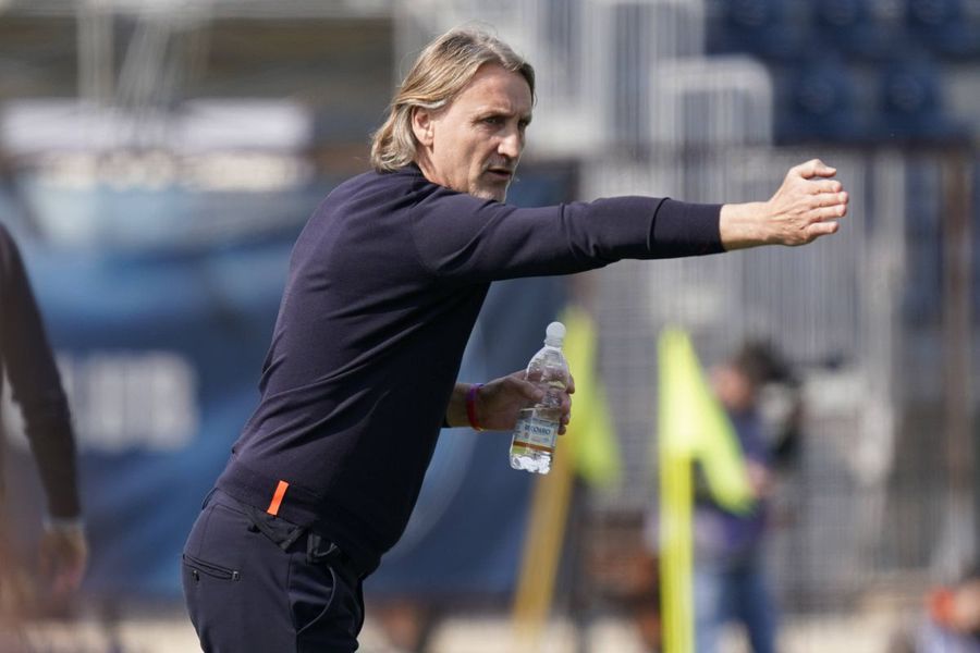 Antrenorul Davide Nicola l-a pus pe Răzvan Marin la coada opțiunilor sale, după Makoumbou, Adopo, Deiola și Prati / Foto: Imago Lovitură pentru Mircea Lucescu: ruptura este iremediabilă! » Explicațiile trecerii lui Răzvan Marin pe linie moartă la Cagliari + ce urmează pentru mijlocaș