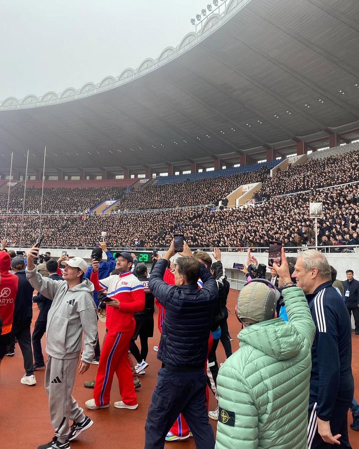 „Am fost cu nord-coreenii la o bere. Unul dintre ei s-a abțiguit și s-a dezbrăcat” » Dezvăluirile românului din Brașov care a alergat la maratonul de la Phenian