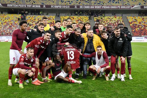 Tony Kanalos înconjurat de jucătorii Rapidului după recenta victorie cu Dinamo