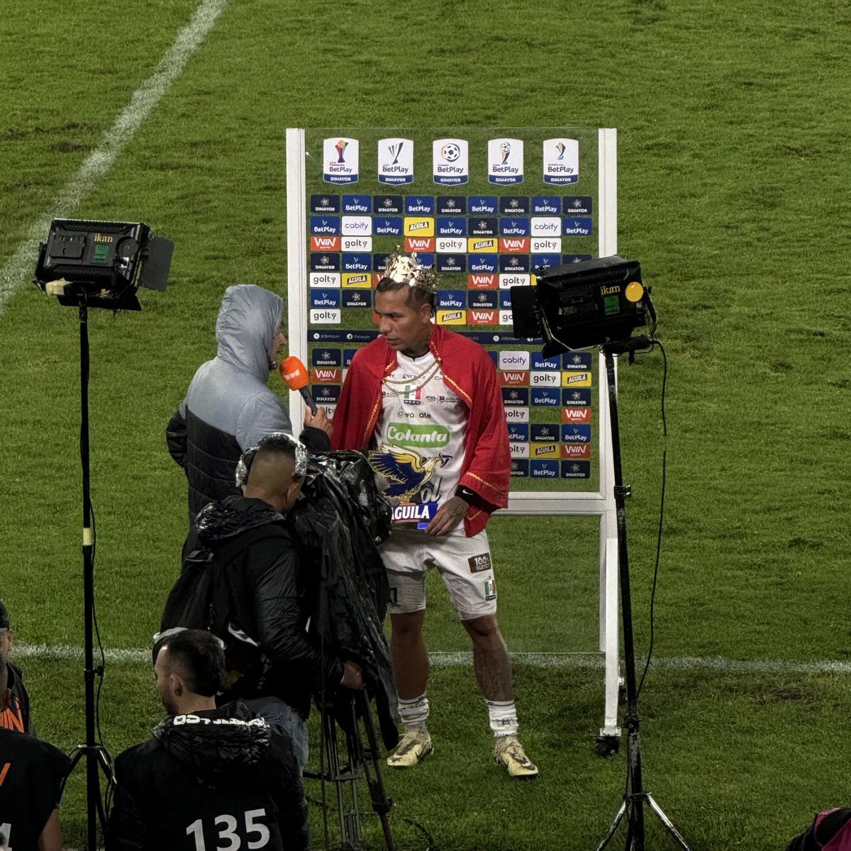 Dayro Moreno a scris istorie în Columbia! Comentatorul a început să cânte în direct, colegii i-au adus coroana pe gazon » Scene UNICE în fotbal