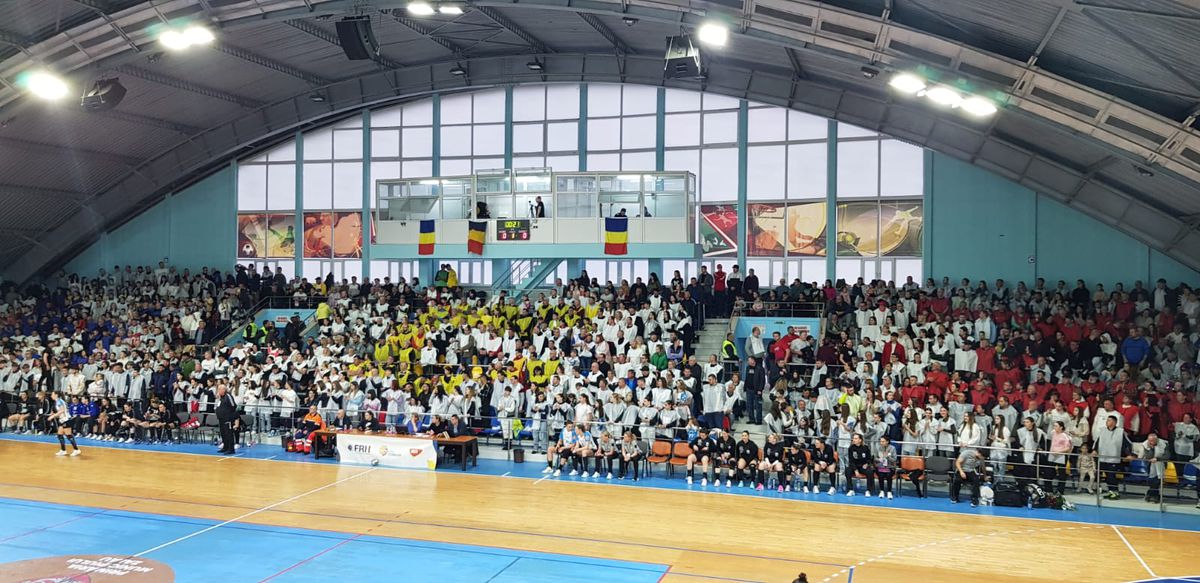 Turneul de retragere al Cristinei Neagu a ajuns la Zalău, casa „rivalului” Gheorghe Tadici » Cei doi s-au întâlnit în fața galeriei: moment unic