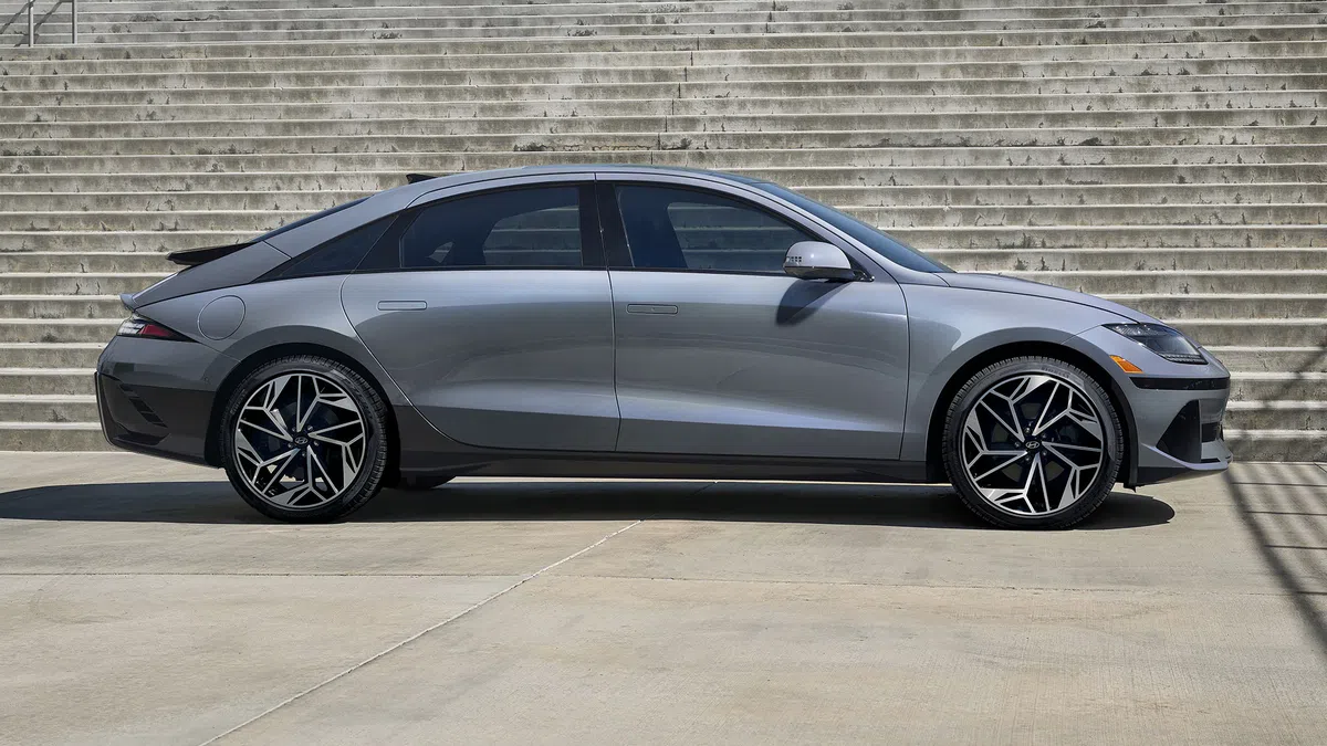 Mașina tot mai iubită de români a lansat un nou model! Are „bot de rechin” și e mai ieftină decât Toyota sau Nissan