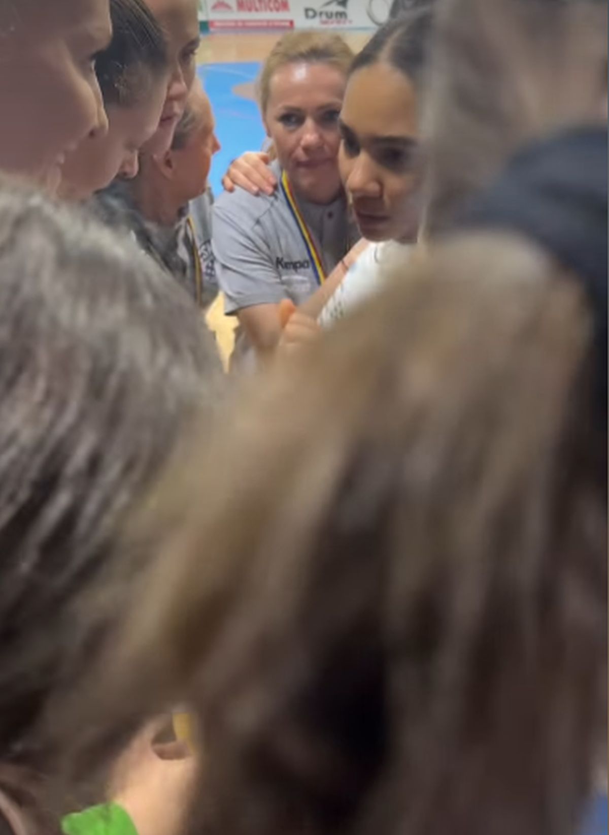 Turneul de retragere al Cristinei Neagu a ajuns la Zalău, casa „rivalului” Gheorghe Tadici » Cei doi s-au întâlnit în fața galeriei: moment unic