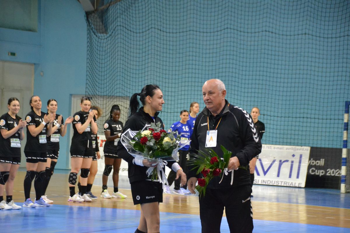 Turneul de retragere al Cristinei Neagu a ajuns la Zalău, casa „rivalului” Gheorghe Tadici » Cei doi s-au întâlnit în fața galeriei: moment unic