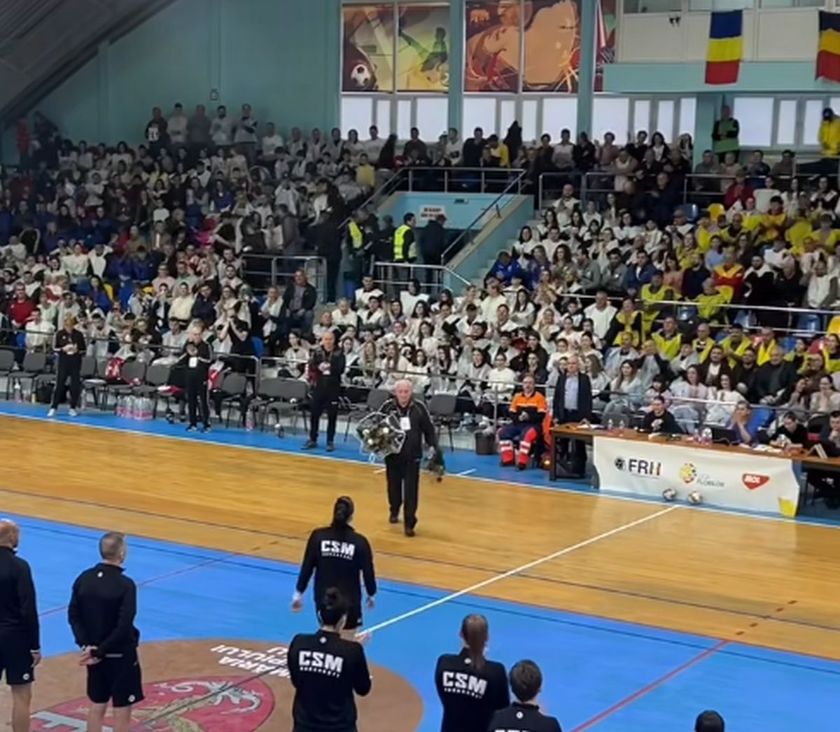 Turneul de retragere al Cristinei Neagu a ajuns la Zalău, casa „rivalului” Gheorghe Tadici » Cei doi s-au întâlnit în fața galeriei: moment unic