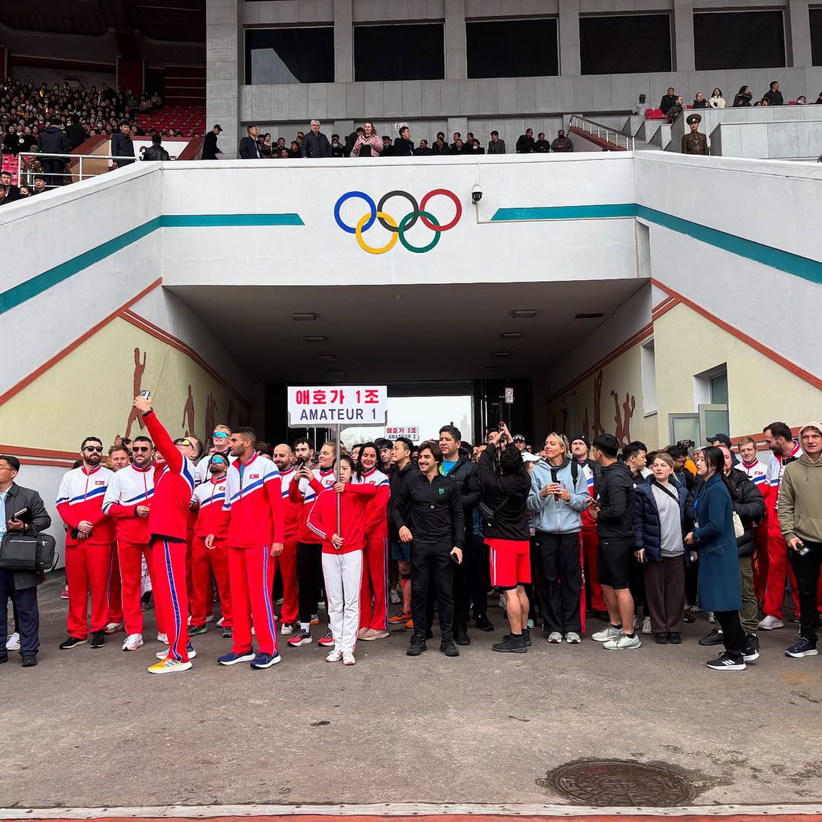 Un român din Brașov a participat la maratonul din Coreea de Nord » Peste 50.000 de oameni l-au așteptat disciplinați pe stadionul din Phenian