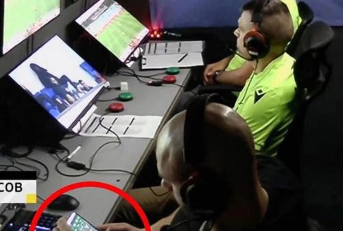 Operator prins pe aplicație de pariuri în camera VAR