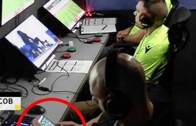 Și-a aflat pedeapsa » Ce a pățit după ce a fost prins pe aplicația de pariuri în camera VAR